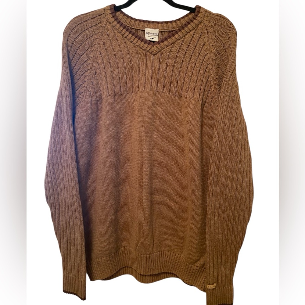 Columbia men's sweater with a v-neck and ribbed knit design, size large